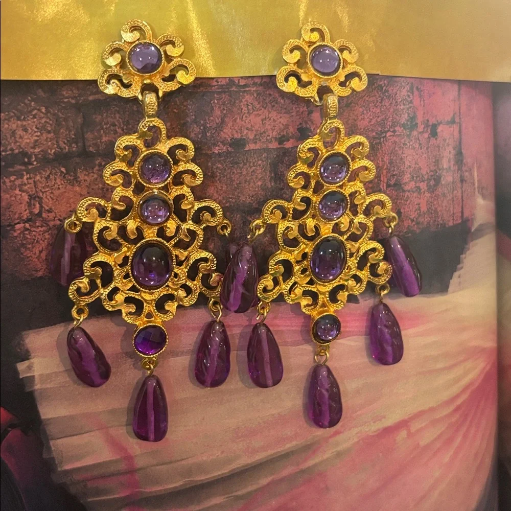 These are Kenneth Jay Lane 22-karat gold-plated cabochon clip earrings. - Picture 4 of 8